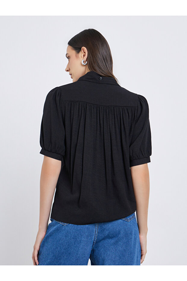 بلوزة سادة برباط على الرقبة وأكمام منتفخة - 5