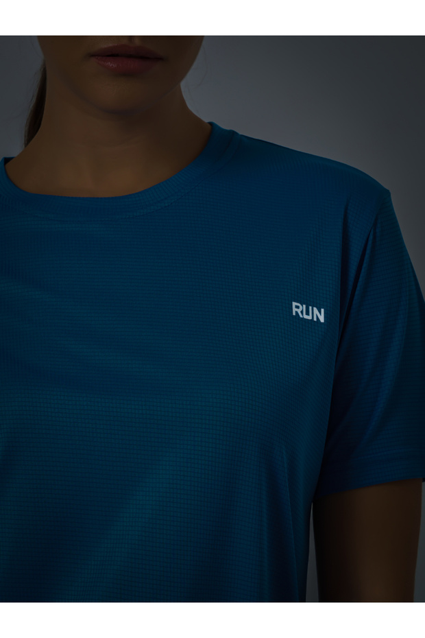 بلوزة أساسية بأكمام قصيرة مع نص عاكس - 5