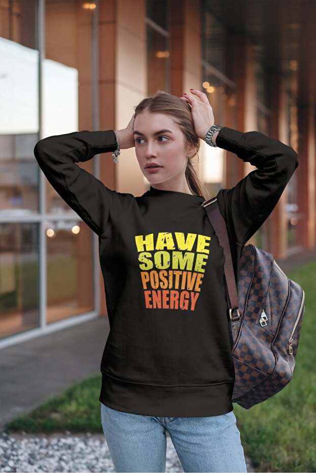 قم بارتداء سترة ذات ياقة دائرية مطبوعة بألوان زاهية من HAVE SOME POSITIVE ENERGY