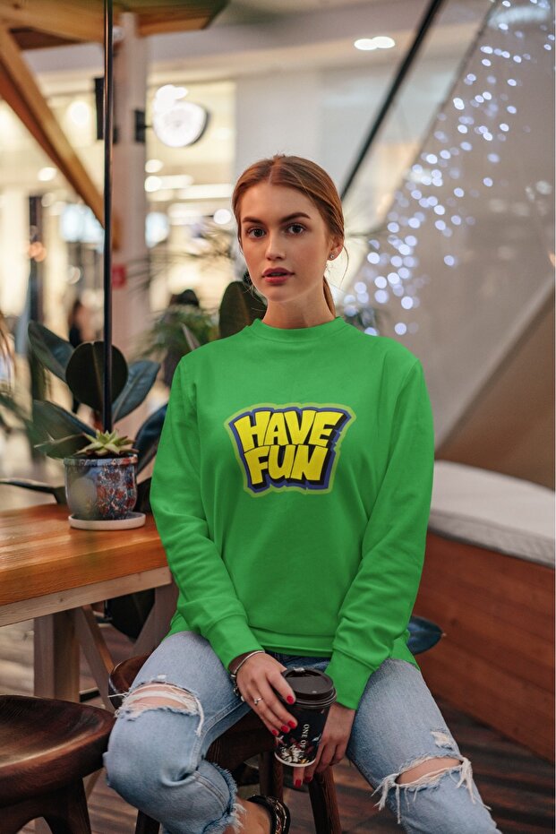 سترة رياضية ملونة مطبوعة بياقة دائرية من SARI HAVE FUN