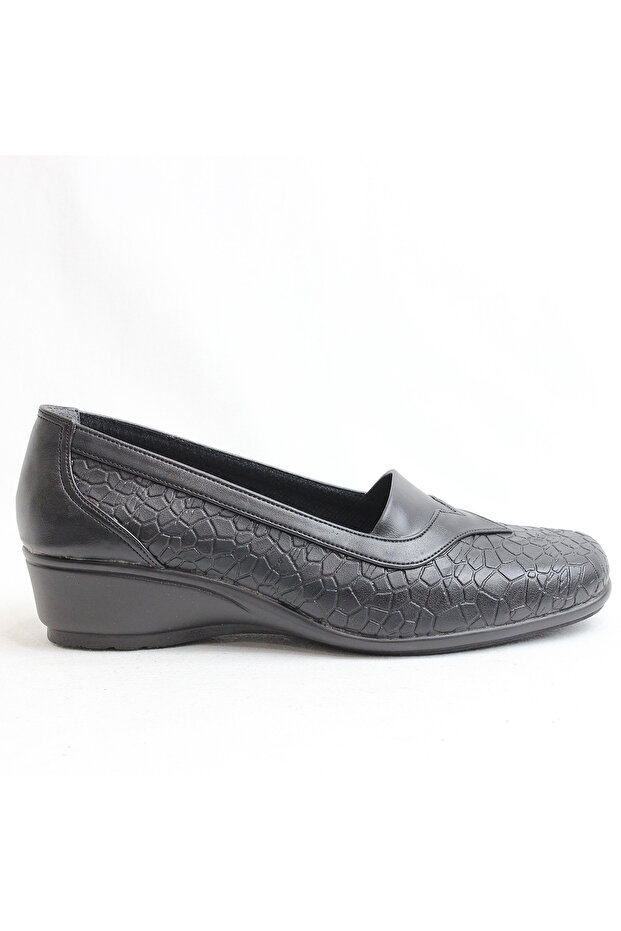 أحذية الأم اليومية ذات اللون الأسود ذات النمط الجلدي