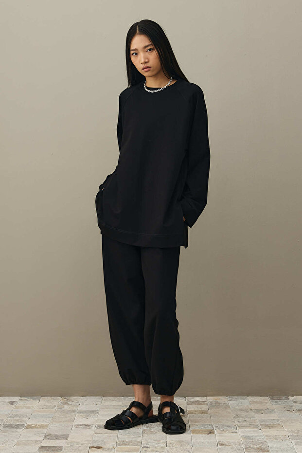 سويت شيرت أساسي بتفاصيل شق أسود - 2