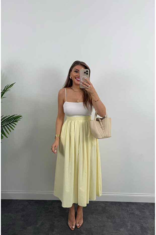 تنورة نسائية طويلة مطوية