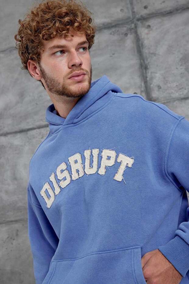 سويت شيرت رجالي Dısrupt مطبوع عليه نصًا، سويت شيرت كبير الحجم باللون الأزرق مع غطاء للرأس