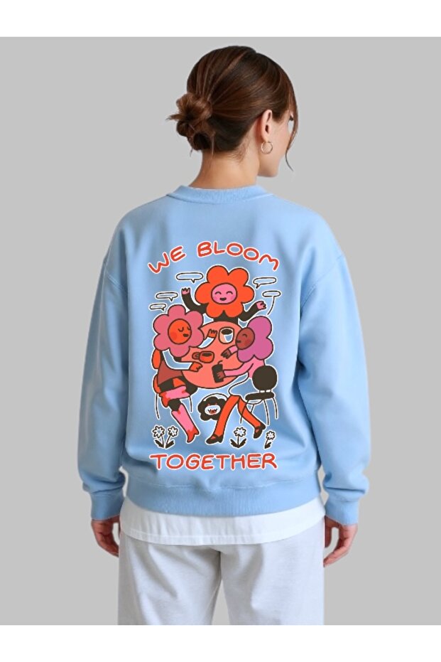سويت شيرت للجنسين بأكمام طويلة مطبوع عليه We Bloom Together وياقة على شكل دراجة