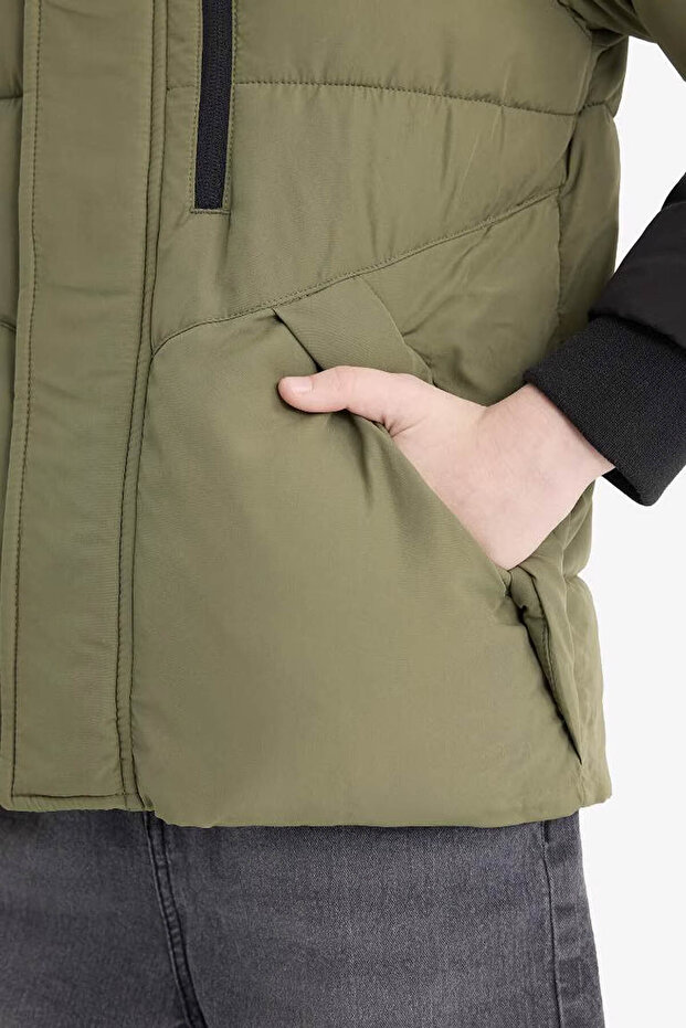 Nieprzemakalna kurtka z kapturem i zamkiem błyskawicznym dla chłopców E8648A825WN - 5