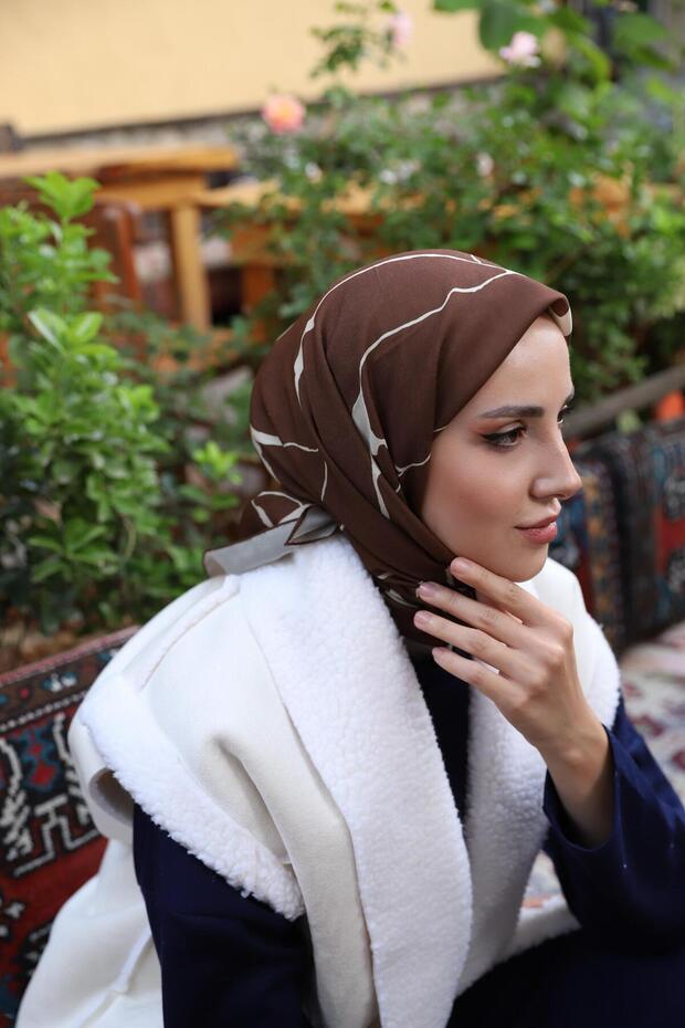وشاح منقوش على شكل نهر