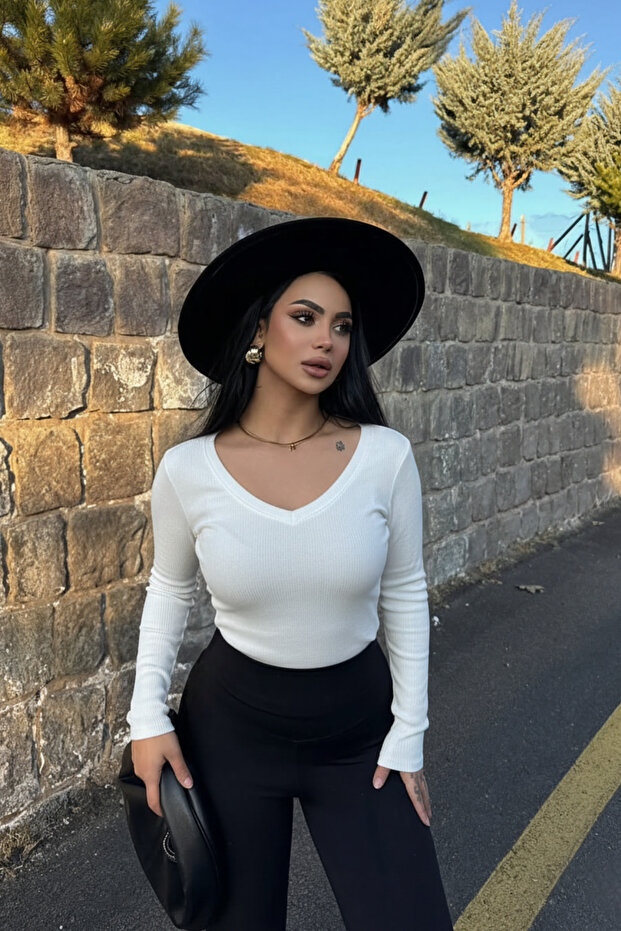 بلوزة نسائية بيضاء بياقة على شكل حرف V وتصميم مضلع أساسي