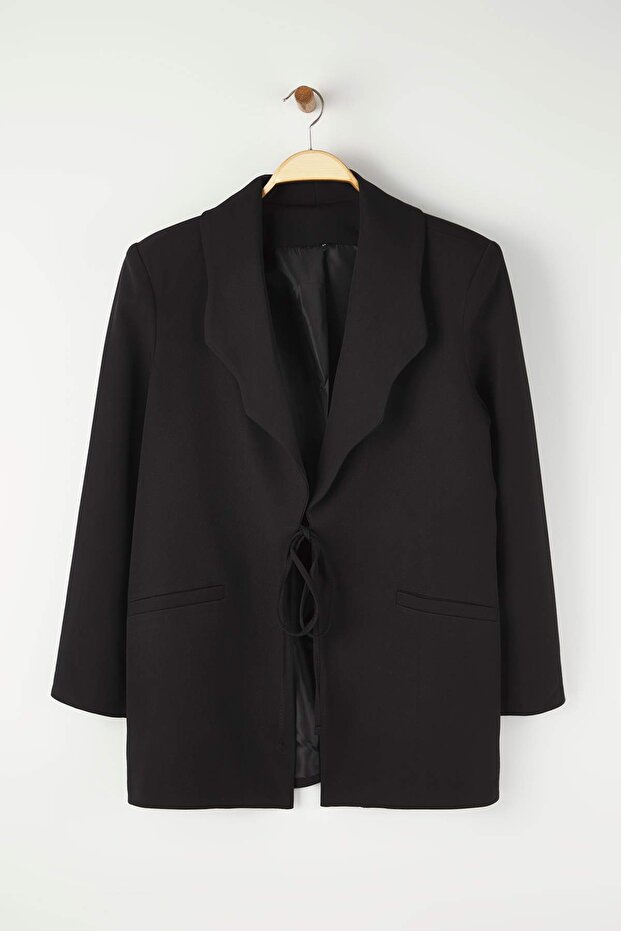 Czarna marynarka o regularnym kroju z detaliami przy kołnierzu i rękawach, w dużych rozmiarach TBBAW26AG00027 - 5