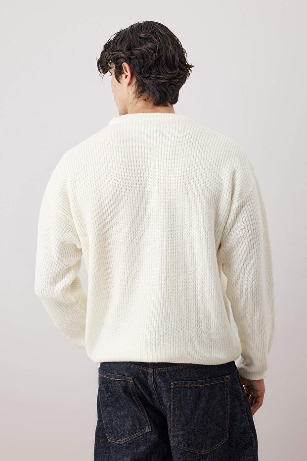 Ekru Oversize/Geniş Kesim Bisiklet Yaka Ayı Nakışlı Kazak TMNAW26KZ00003 - 4