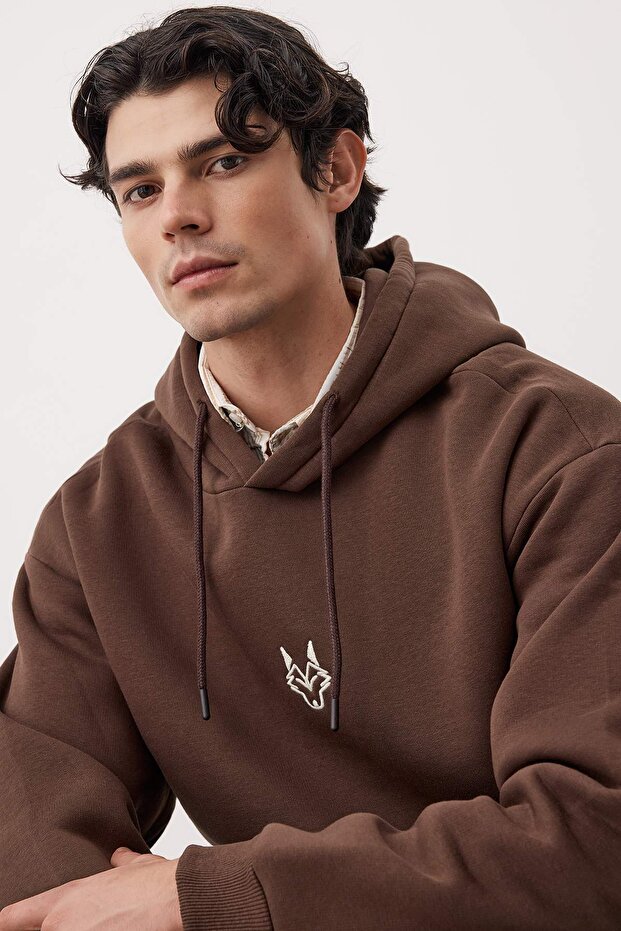 Koyu Kahverengi Oversize/Geniş Kesim Kapüşonlu İçi Polarlı Kaplan Nakışlı Sweatshirt TMNAW24SW00018 - 3