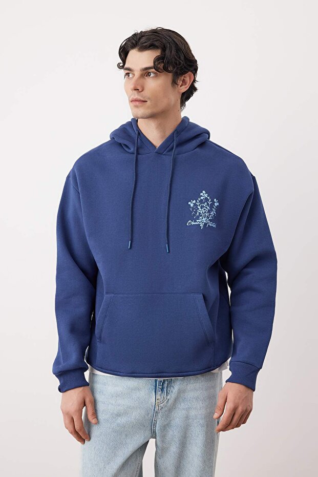 Lacivert Oversize/Geniş Kesim Kapüşonlu Baskılı İçi Polar/Sıcak Tutan Sweatshirt TMNAW24SW00100 - 2