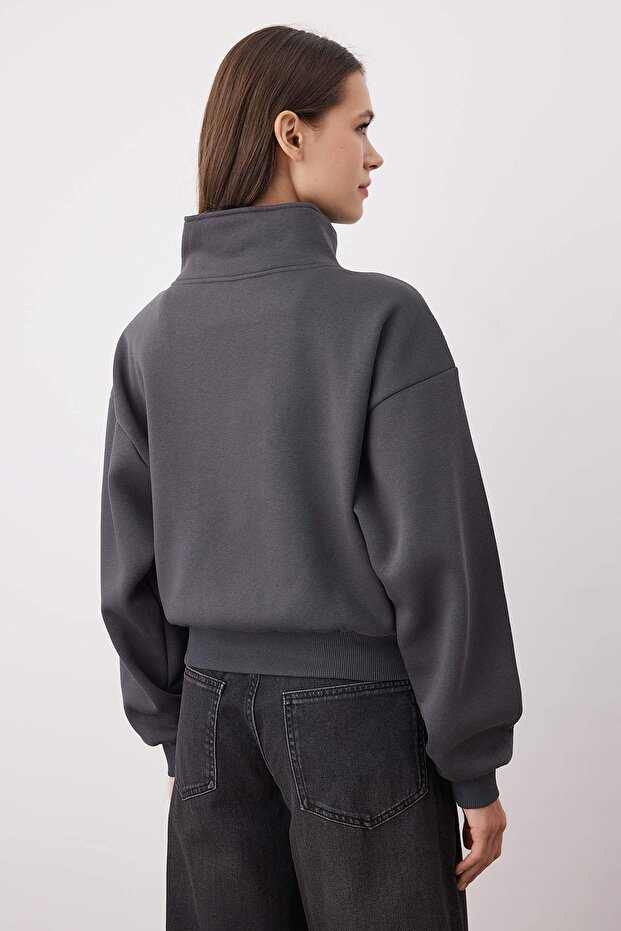 Antrasit Rahat Kesim Crop Fermuarlı Dik Yaka Kalın İçi Polarlı Örme Sweatshirt TWOAW24SW00221 - 4