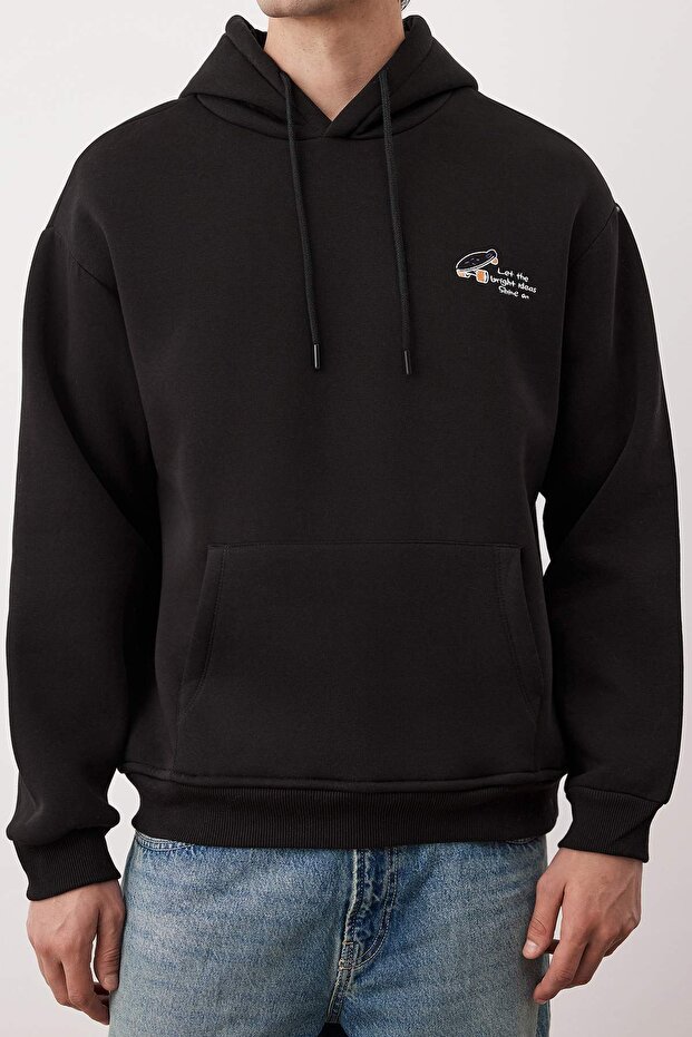Siyah Oversize/Geniş Kesim Nakışlı İçi Polarlı Kapüşonlu Sweatshirt TMNAW25SW00016 - 3