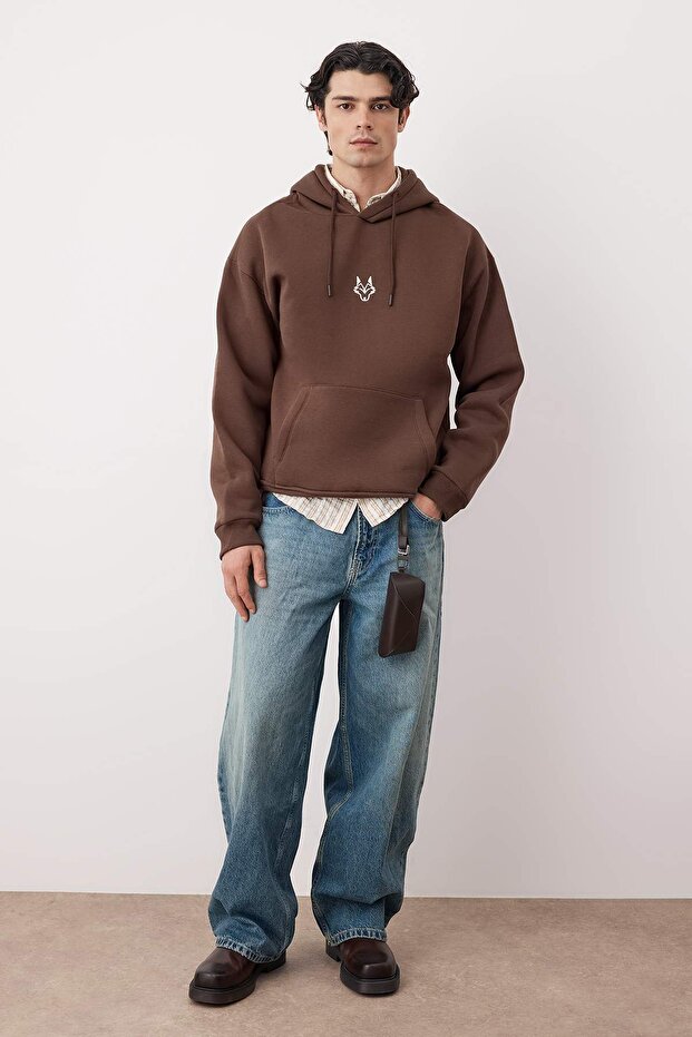 Koyu Kahverengi Oversize/Geniş Kesim Kapüşonlu İçi Polarlı Kaplan Nakışlı Sweatshirt TMNAW24SW00018 - 2
