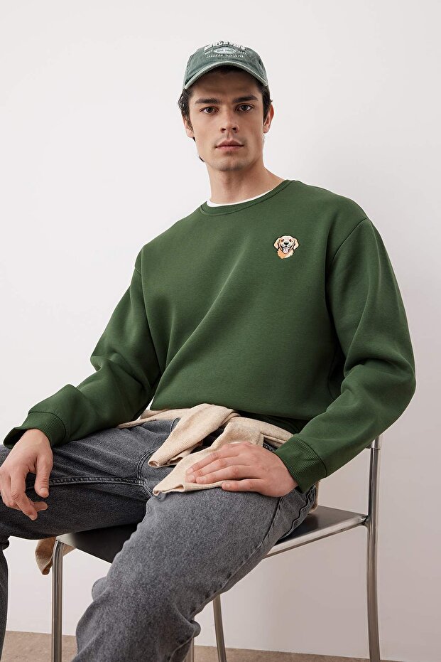 Haki Bisiklet Yaka Oversize/Geniş Kesim İçi Polarlı Köpek Nakış Sweatshirt TMNAW24SW00064