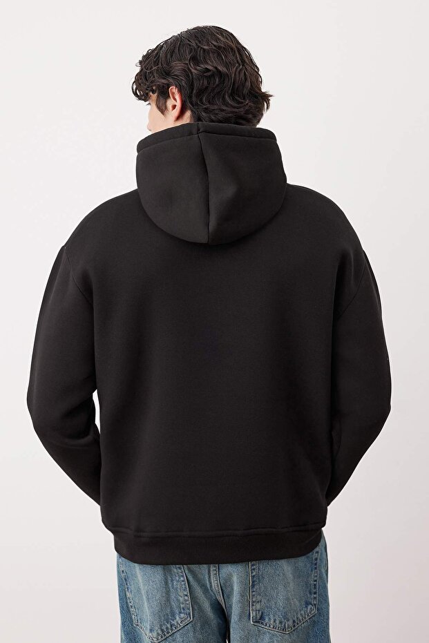 Siyah Oversize/Geniş Kesim Nakışlı İçi Polarlı Kapüşonlu Sweatshirt TMNAW25SW00016 - 4