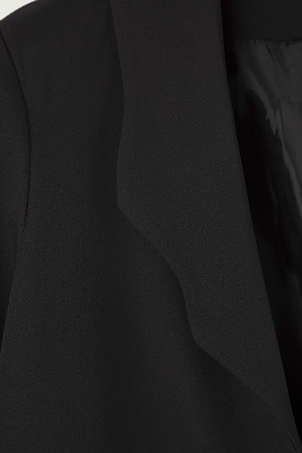 Czarna marynarka o regularnym kroju z detaliami przy kołnierzu i rękawach, w dużych rozmiarach TBBAW26AG00027 - 7