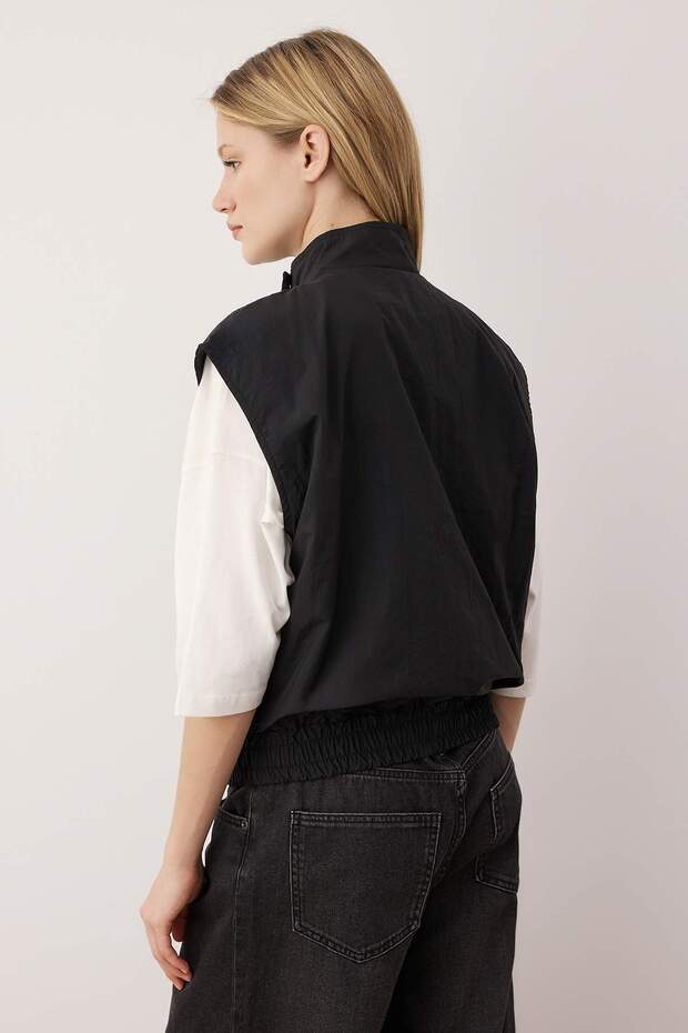 Siyah Oversize Kalıp Fermuarlı İnce YelekTWOAW26YE00022 - 5