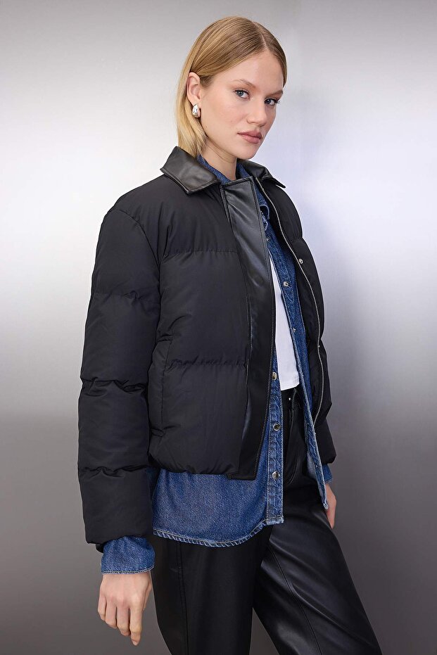 Siyah Oversize Kalıp Yakası Suni Deri Detaylı Şişme Mont TWOAW26MO00140 - 4
