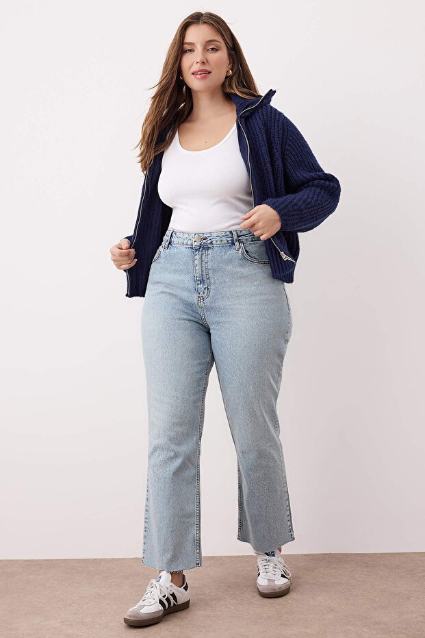 Açık Mavi Paçası Kesikli Yüksek Bel Straight Fit Büyük Beden Jeans TBBAW26CJ00039 - 1
