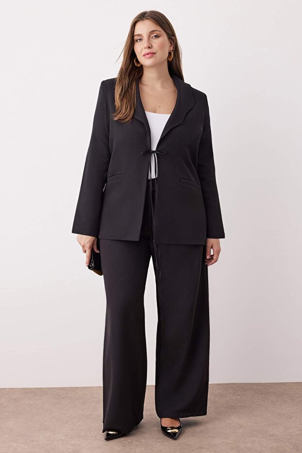 Czarna marynarka o regularnym kroju z detaliami przy kołnierzu i rękawach, w dużych rozmiarach TBBAW26AG00027 - 1