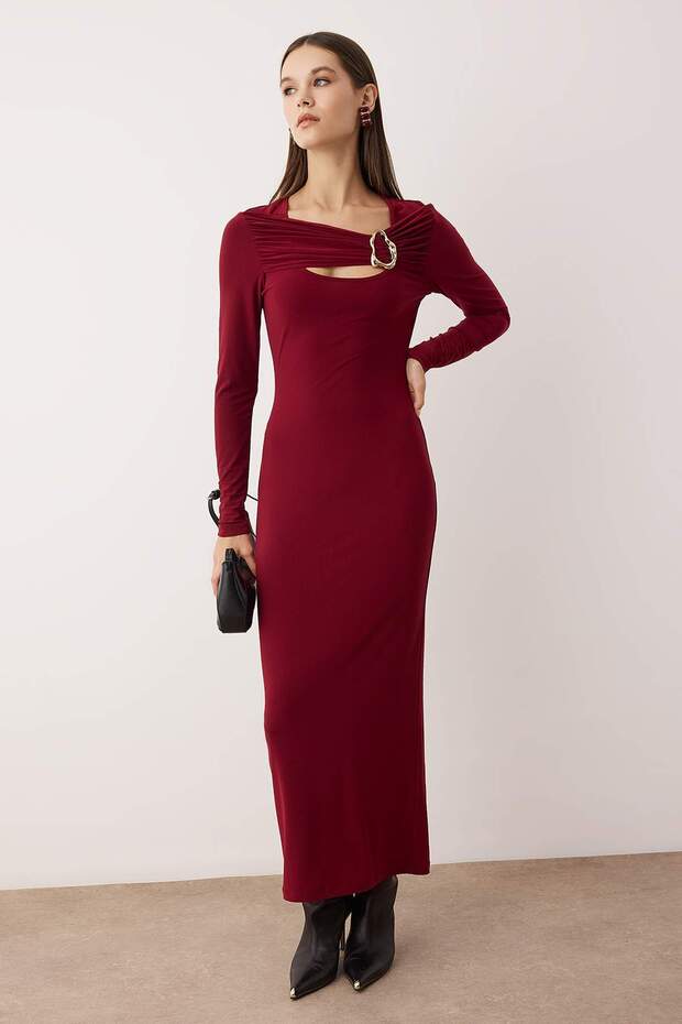 Bordo Cut Out ve Aksesuar Detaylı Vücuda Oturan Esnek Maxi Örme Elbise TWOAW26EL00246 - 4