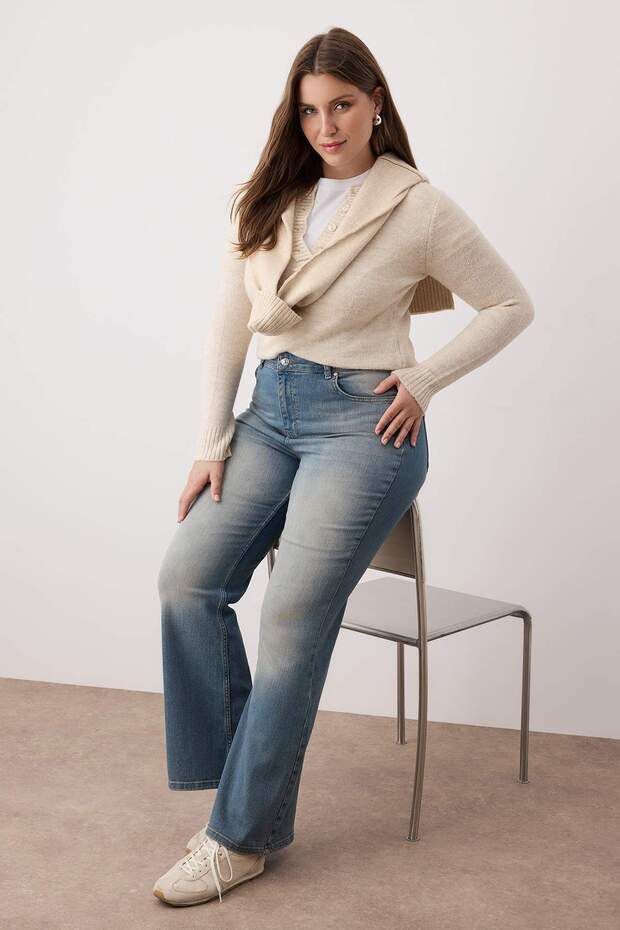 Koyu Mavi Soluk Efekt Vintage Yüksel Bel İspanyol Paça Büyük Beden Jeans TBBAW26CJ00004 - 1