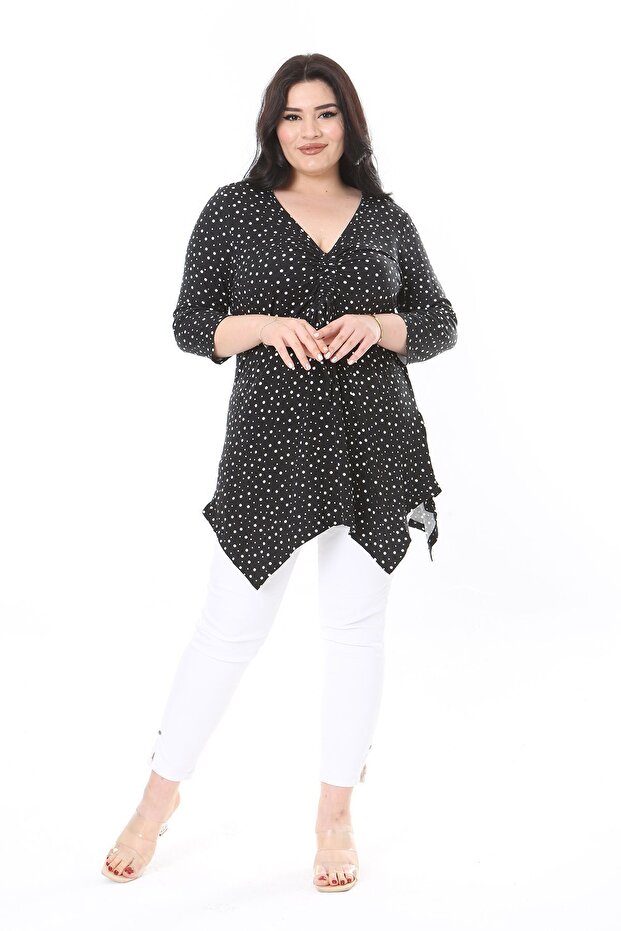 Nagy méretű, fekete pont mintás Capri blúz húzózsinóros mellkassal - 65N37949 - 3