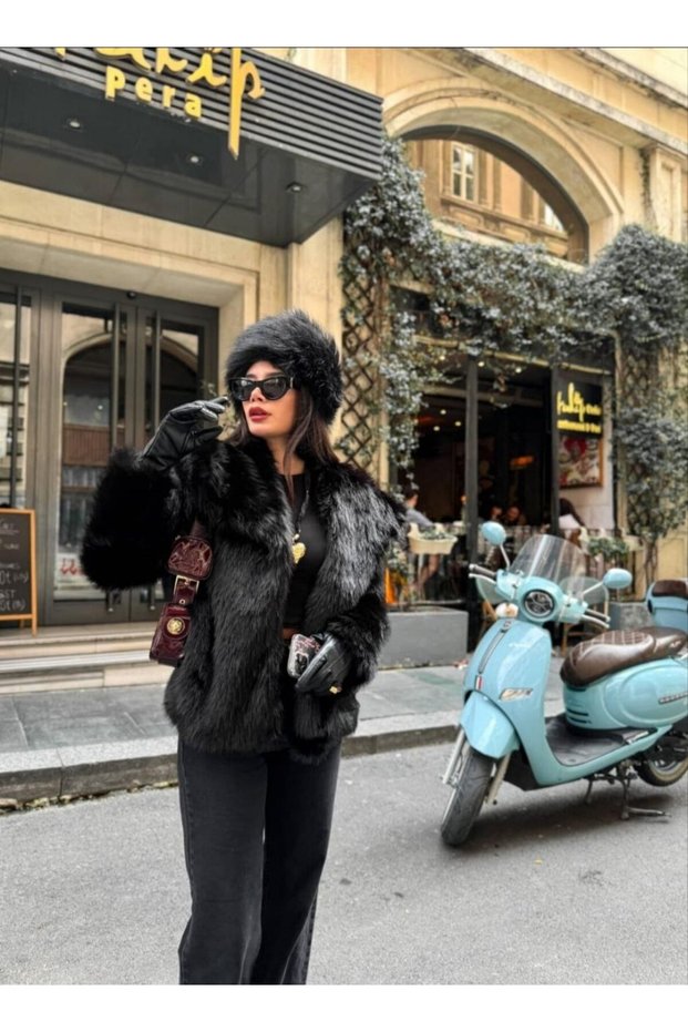Women's Oversize Snap Fastener Premium Faux Lolita Fur