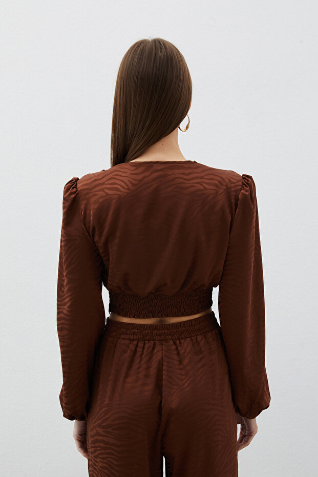 بلوزة ساتان مزدوجة الصدر منقوشة - بني - 8