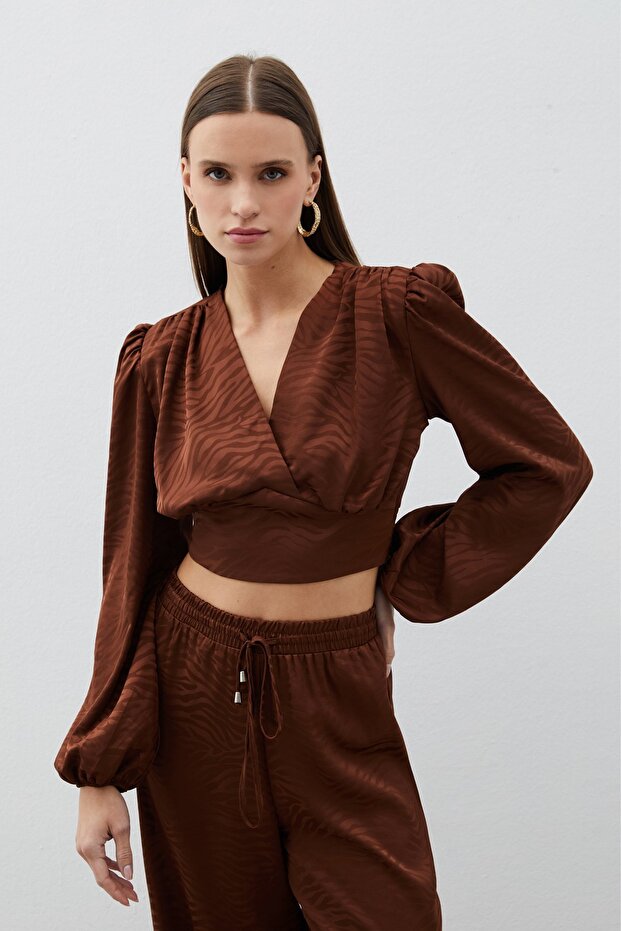 بلوزة ساتان مزدوجة الصدر منقوشة - بني - 1