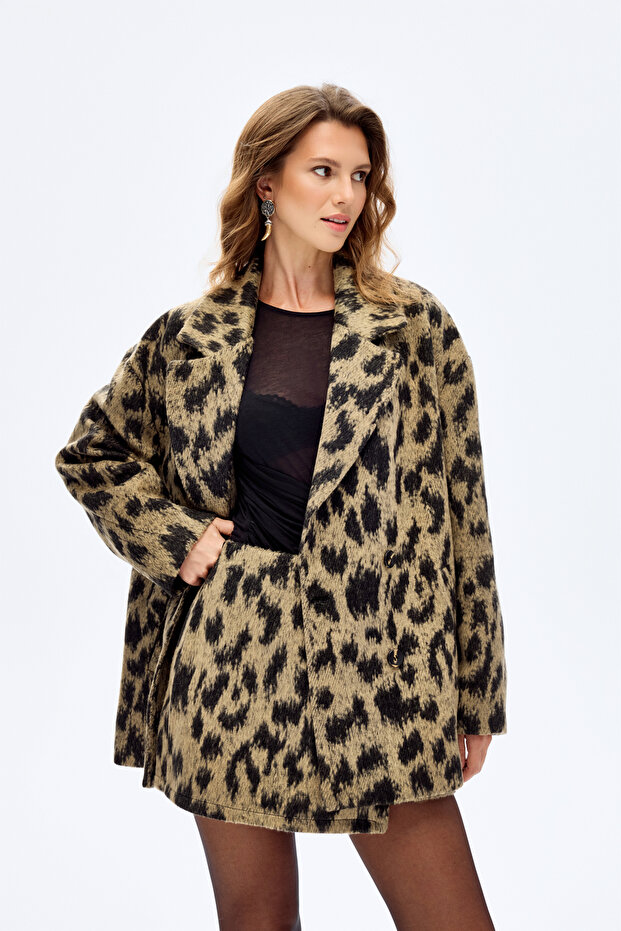 معطف كبير الحجم بنقشة الفهد ذو أزرار مزدوجة باللون البيج - 3