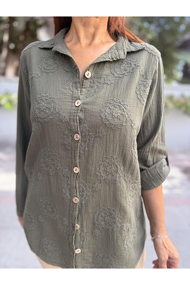 قميص بتصميم مطرز باللون الكاكي - 4