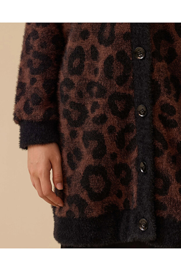 سترة تريكو بأزرار منقوشة بنقشة الفهد - 5