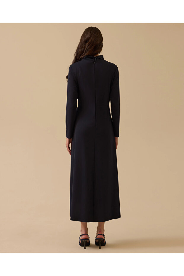 Dik Yaka Metal Aksesuarlı Drapeli Elbise - 4