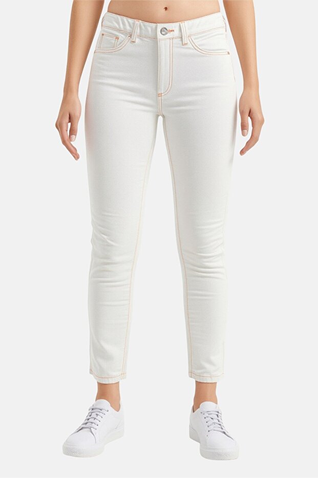 بنطلون جينز نسائي مطاطي بقصّة عادية، لون أبيض فاتح - 1