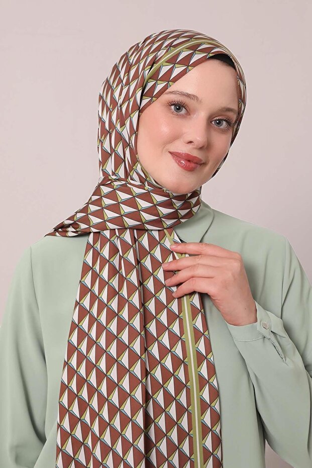 شال نادي بنمط مثلث بني - 3