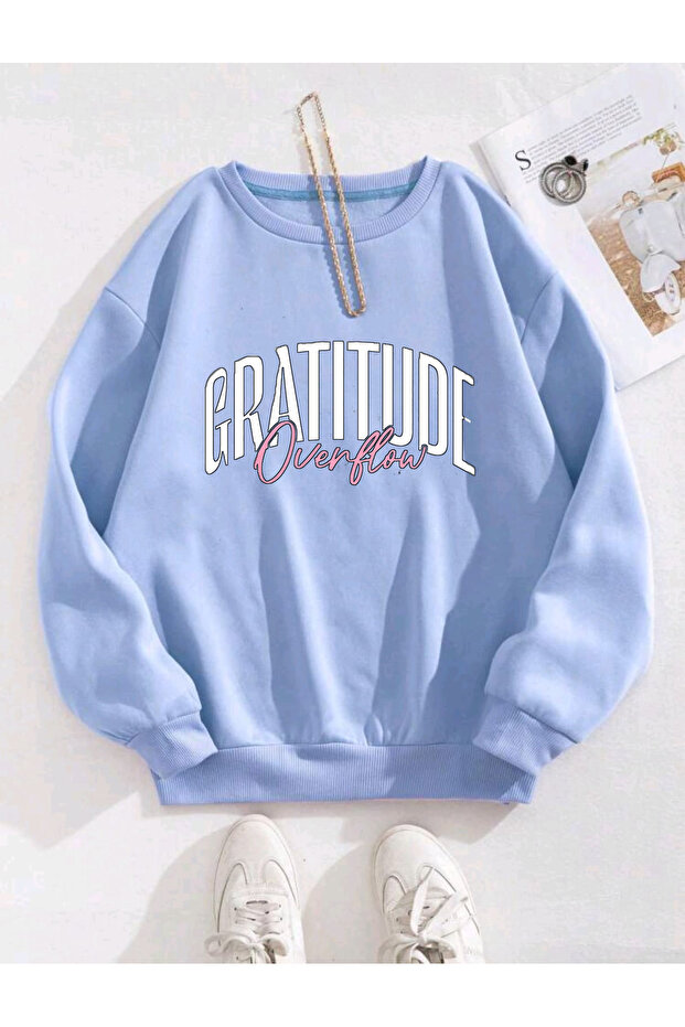 سويت شيرت قطني مطبوع برقبة دائرية للجنسين من GRATITUDE OVERFLOW