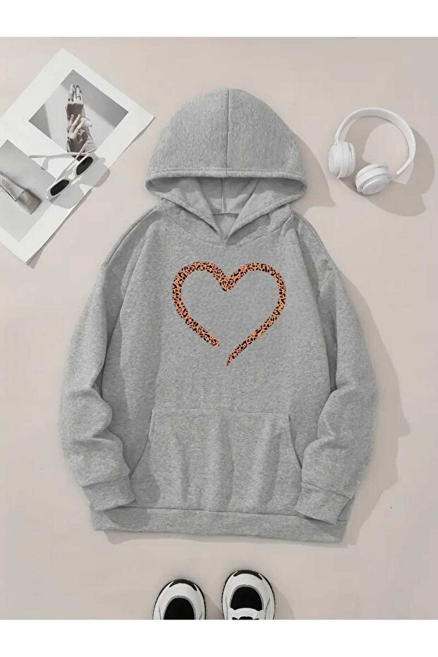 Trendy Oversize Hooded Sweatshirt with Leopard Heart Print Design