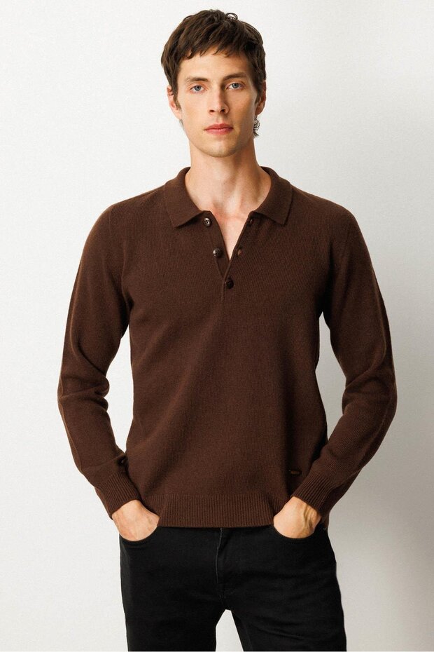 سترة صوفية أساسية للرجال بياقة بولو باللون البني الداكن - 1
