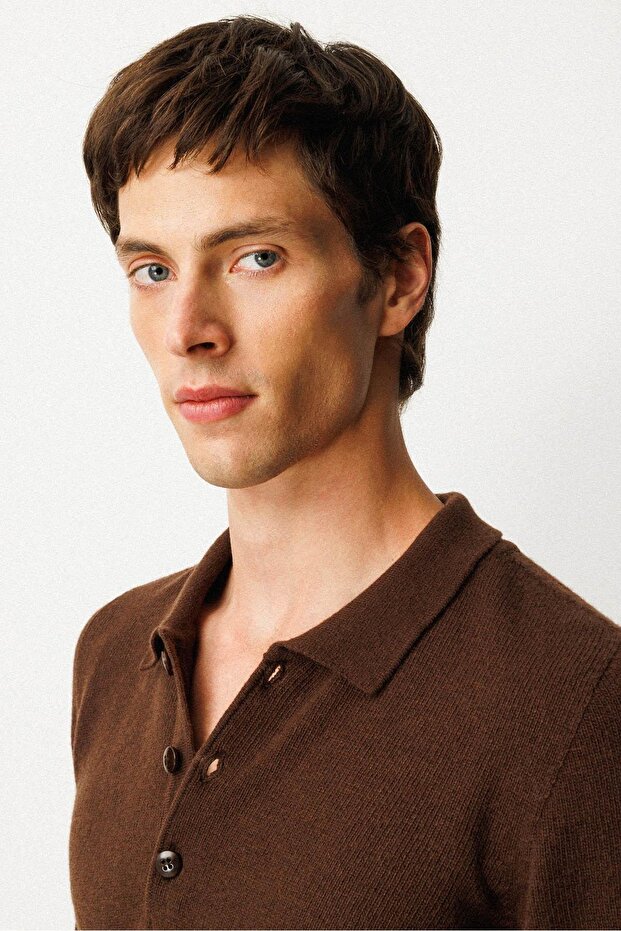 سترة صوفية أساسية للرجال بياقة بولو باللون البني الداكن - 3