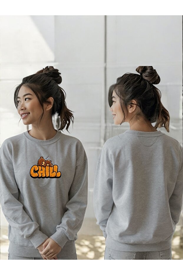 سويت شيرت للجنسين بأكمام طويلة مطبوع عليه طباعة Chill Bear وياقة على شكل دراجة