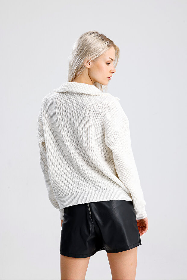 Women's Zippered Turtleneck Sweater - 8