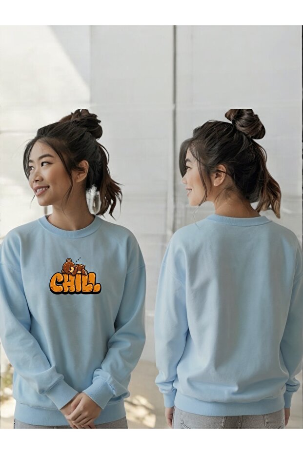 سويت شيرت للجنسين بأكمام طويلة مطبوع عليه طباعة Chill Bear وياقة على شكل دراجة
