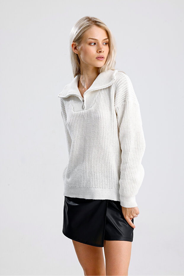 Women's Zippered Turtleneck Sweater - 5