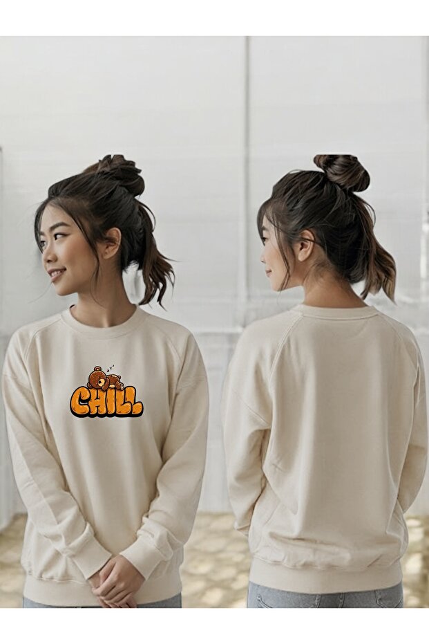 سويت شيرت للجنسين بأكمام طويلة مطبوع عليه طباعة Chill Bear وياقة على شكل دراجة