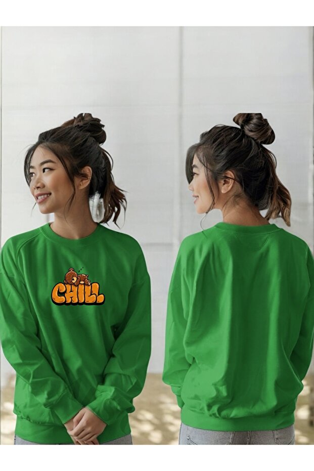 سويت شيرت للجنسين بأكمام طويلة مطبوع عليه طباعة Chill Bear وياقة على شكل دراجة