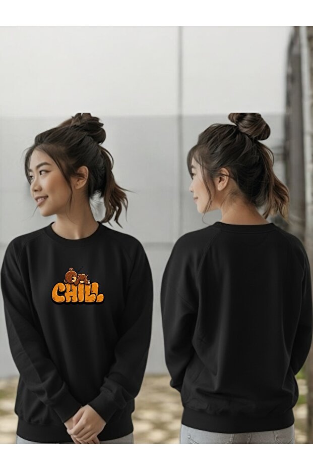 سويت شيرت للجنسين بأكمام طويلة مطبوع عليه طباعة Chill Bear وياقة على شكل دراجة