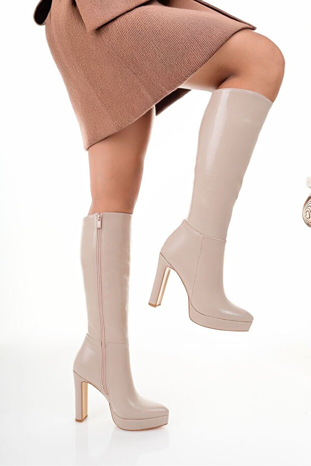 Reaching down to the Instep, a Boot with a Cm11 Heel. the Platform Heel Design Is Made of Shiny and Smooth Material - 4